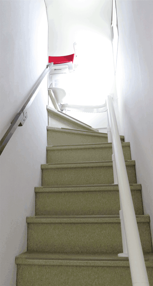 設置後　階段とレールの様子