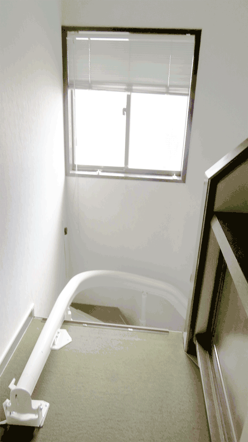 設置後　階段とレールの様子