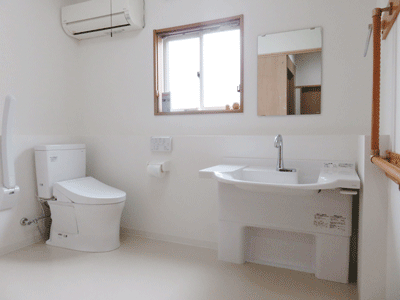 トイレ全体、使わなくなった一室をトイレに改装することで介助スペースや車いすの移動の切り替えを容易にするスペースを確保しました:施工後写真2