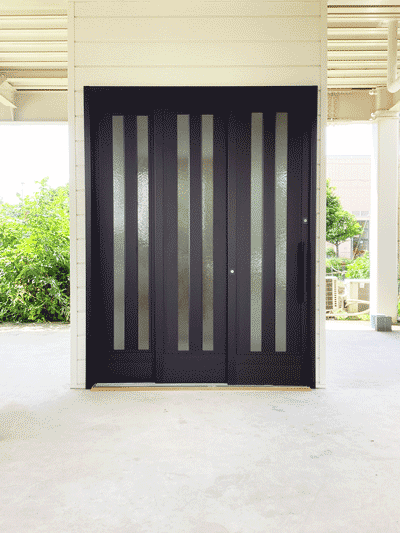 1F屋外からみた、ホームエレベーター/エレベータホールの入口（正面）