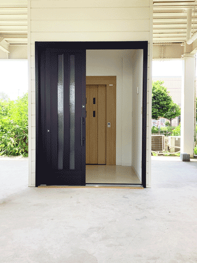 1F屋外からみた、ホームエレベーター/エレベータホールの入口：ドアの開いた様子（正面）