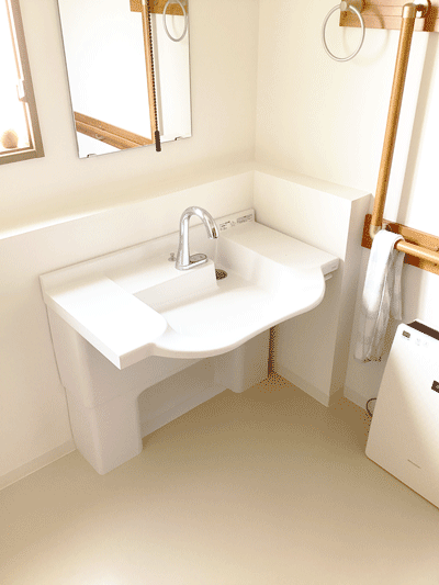 車いす用洗面台:台を低く、足元のスペースが広いものを設置。車いすに乗ったまま使いやすい製品です。