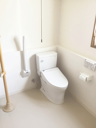 トイレ本体、車いすからの移乗を楽にするため、手すりは跳ね上げ式を採用しました。