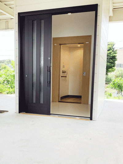 1F屋外からみた、ホームエレベーター/エレベータホールの入口：エレベータードアの開いた様子（右から）