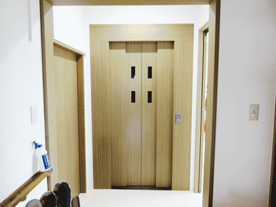 2F居住スペースからみた、ホームエレベーター/エレベータホールの入口（正面）