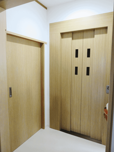 2F居住スペースからみたホームエレベーターの様子：後付けのホームエレベーターでも居住スペースに違和感なく溶け込みます