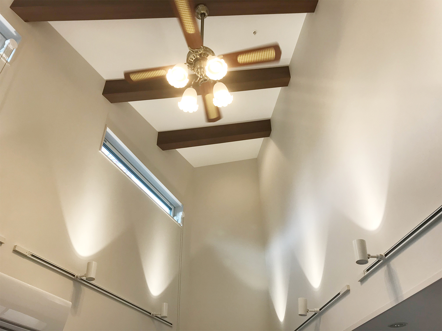 神奈川県横浜市グループホームA:リビング天井吹き抜け