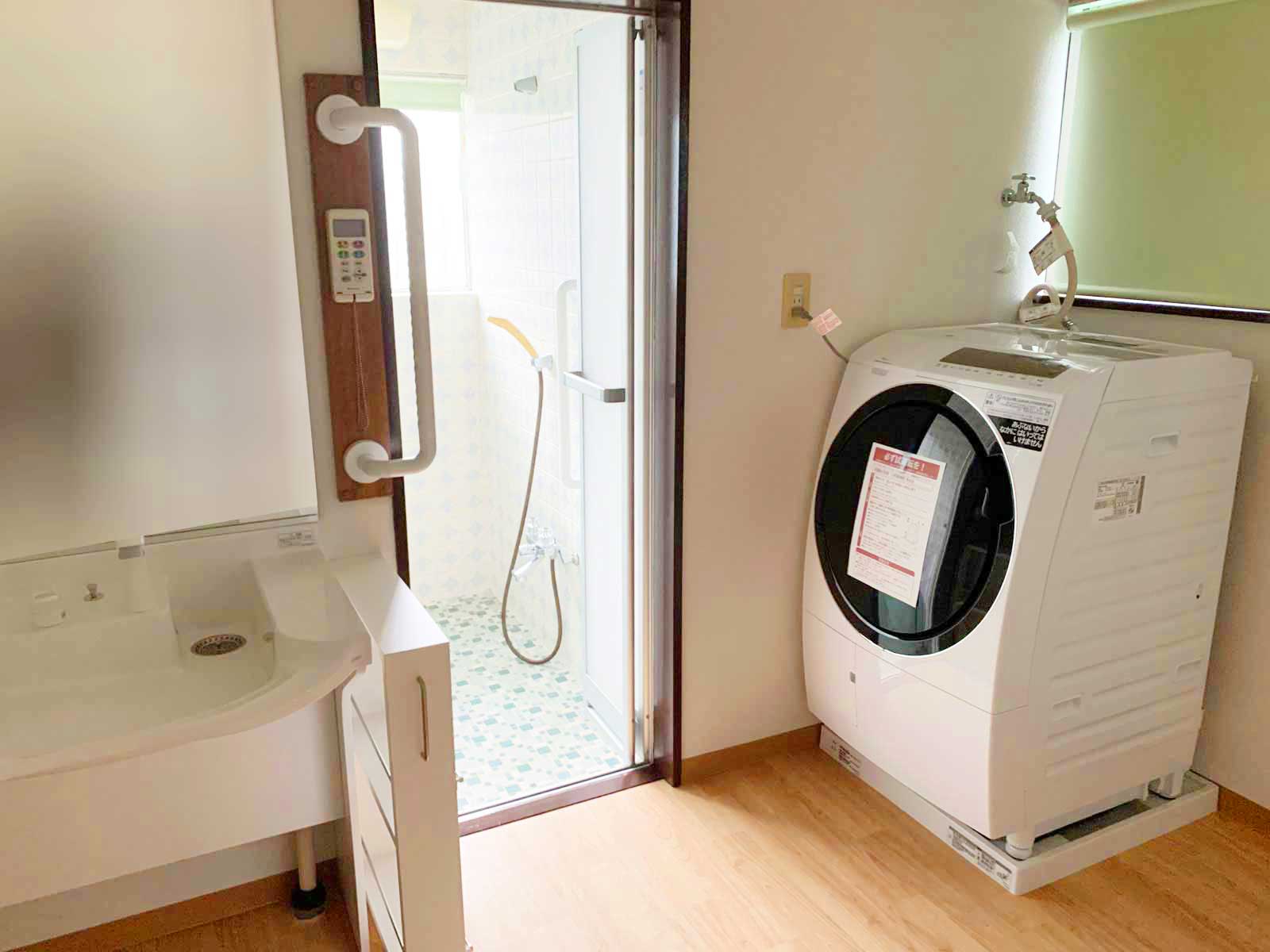 神奈川県横浜市 S様邸:トイレ+脱衣室(車いす用洗面台)バリアフリー工事【施工事例】