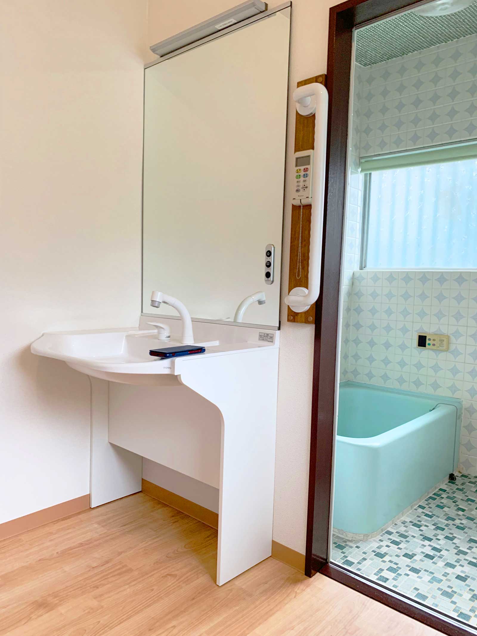 神奈川県横浜市 S様邸:トイレ+脱衣室(車いす用洗面台)バリアフリー工事【施工事例】