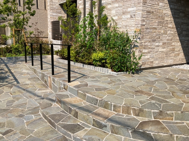 マンション敷地内の通路