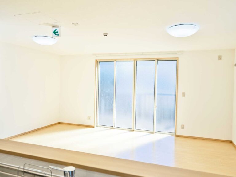 テラスにつながる多いな窓