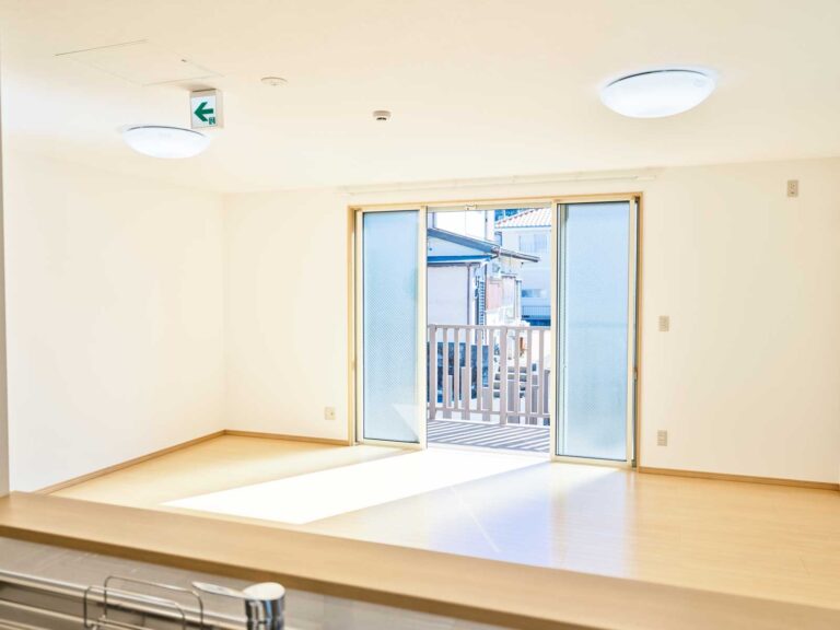 テラスにつながる大きな窓2