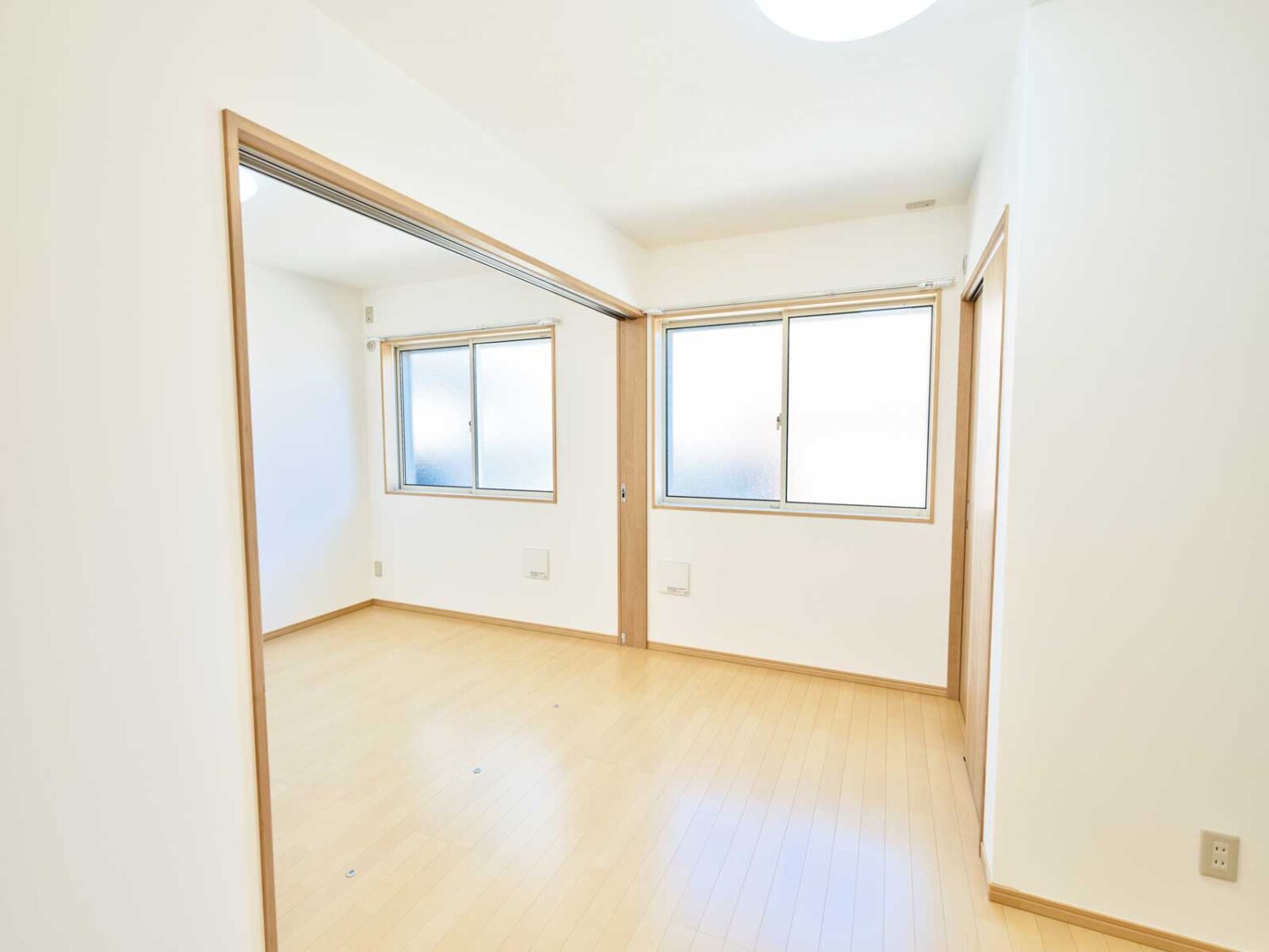 職員が集まる職員室と面談室｜子どもたちを温かく見守る安心の拠点