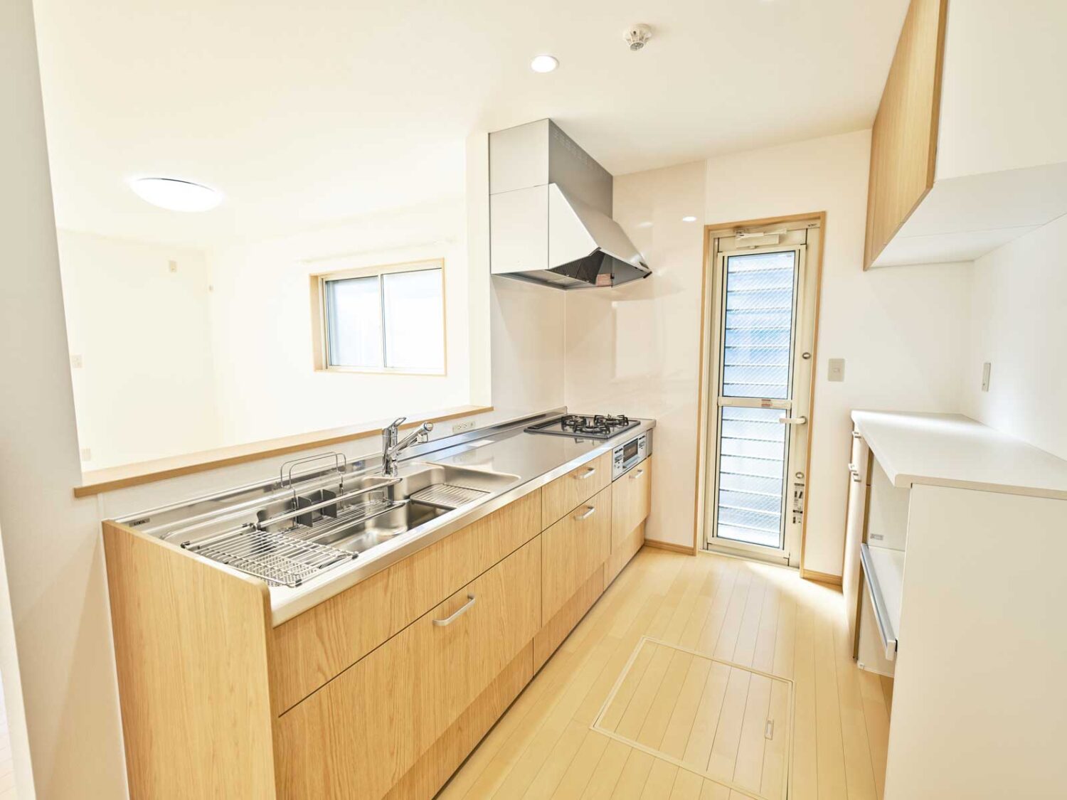 広々キッチン｜食事の準備がしやすく、会話が弾むオープンな場所