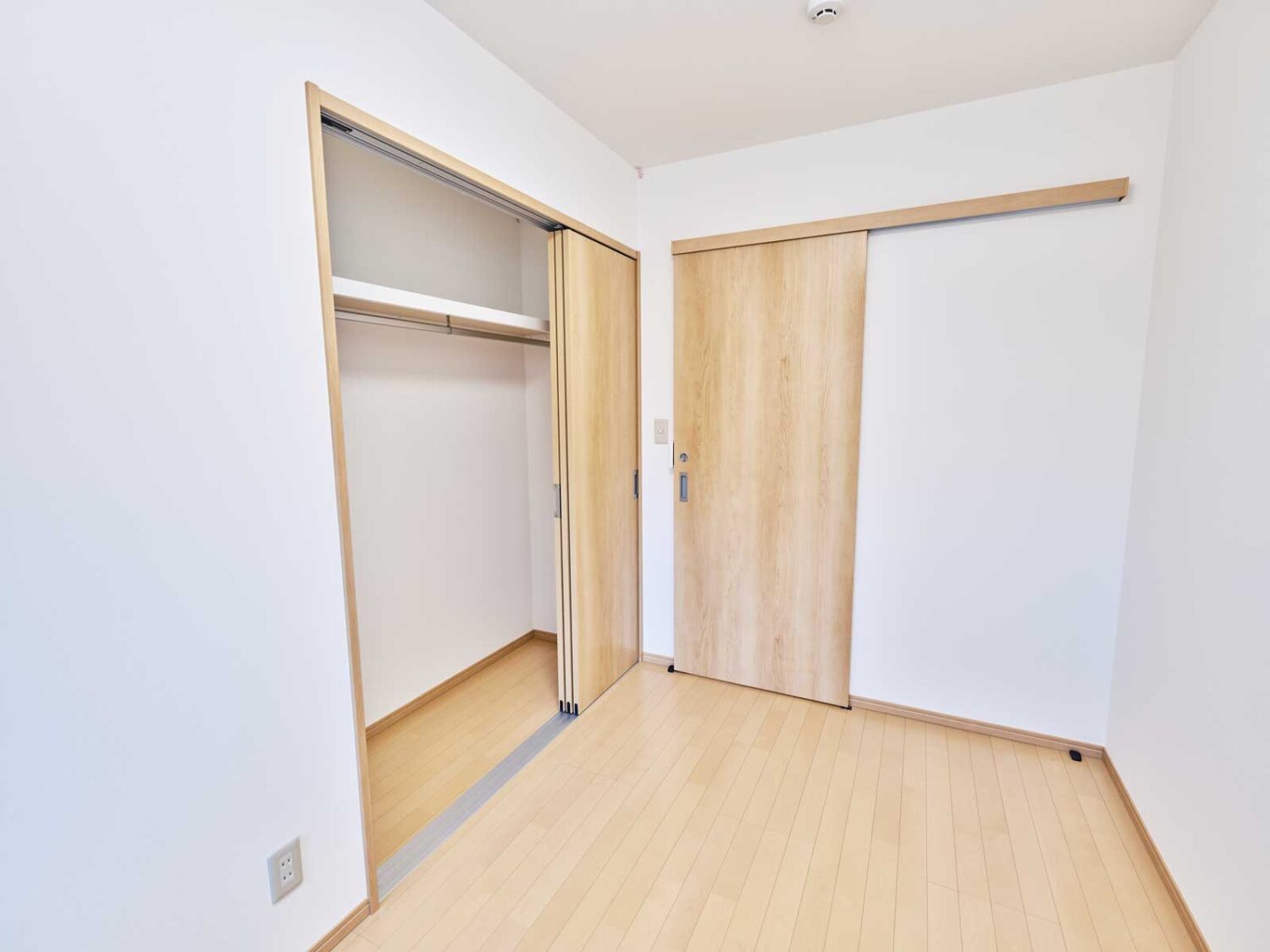 プライベートを守る居室｜一人ひとりが安心して過ごせる落ち着いた空間