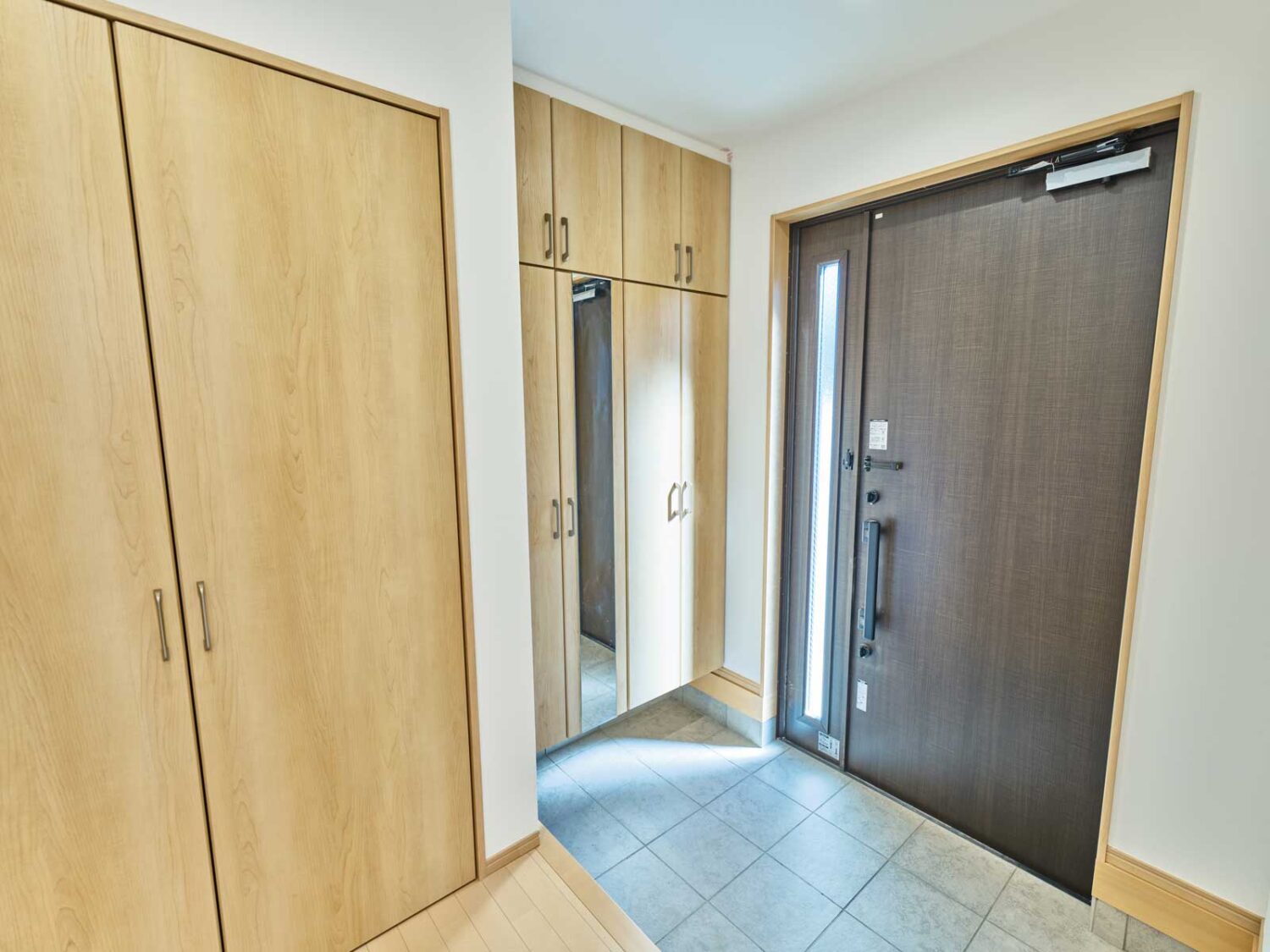 たっぷり収納できる玄関｜子供たちの荷物もすっきり片付く機能的な収納スペース