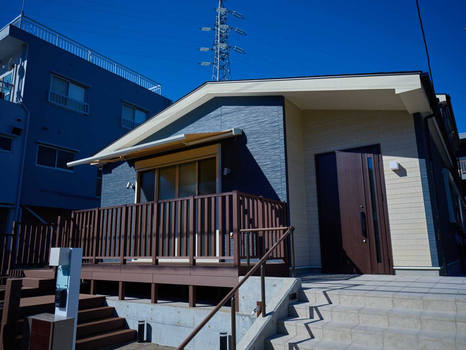 雨天や日差しを遮るオーニング