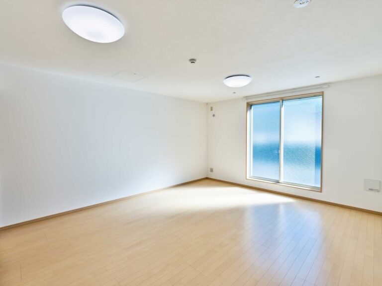 複数人で止まれる1室目｜最大4つの寝具を敷ける、みんなで過ごせるリビング