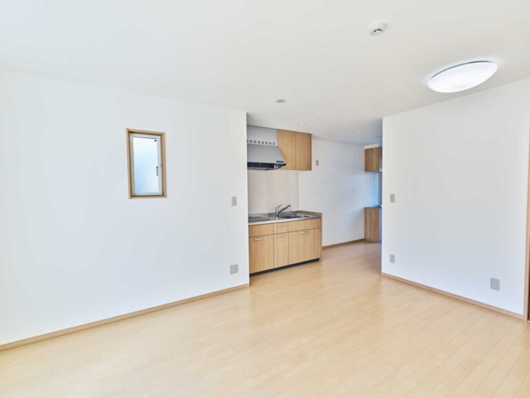 複数人で止まれる1室目｜最大4つの寝具を敷ける、みんなで過ごせるリビング