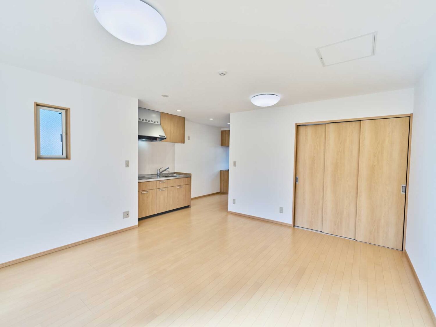 複数人で止まれる1室目｜最大4つの寝具を敷ける、みんなで過ごせるリビング