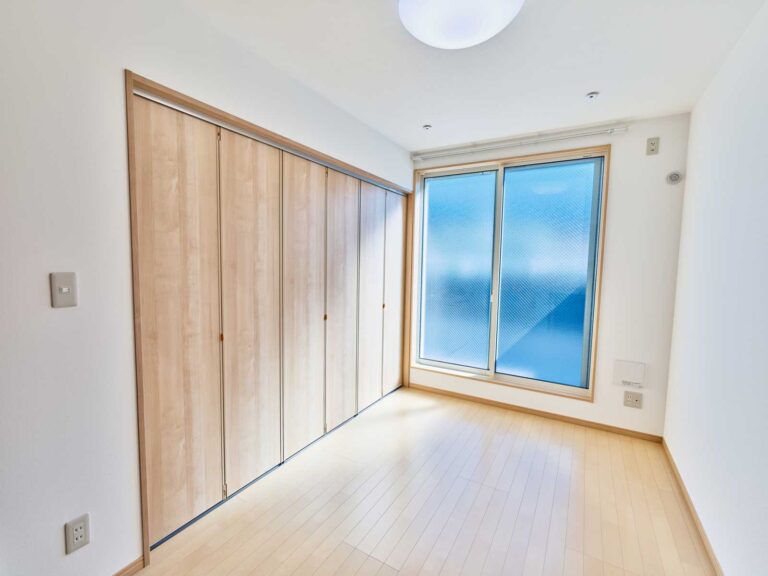 仕切りドアで柔軟に使える2室目｜卒園生が帰ってこれる宿泊スペース