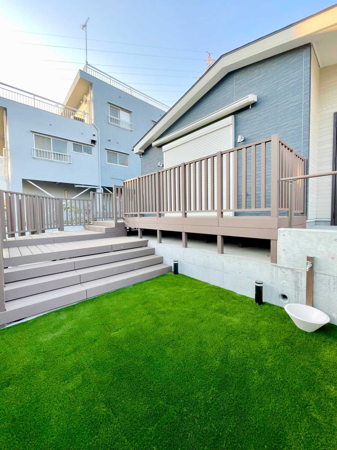 ウッドデッキと人工芝の庭