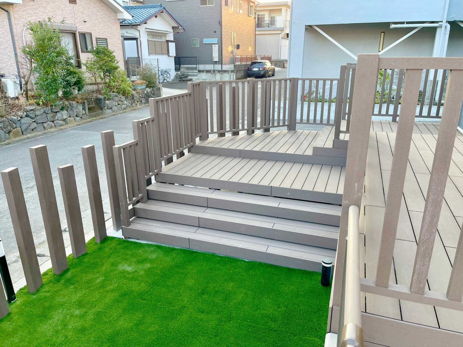 ウッドデッキと人工芝の庭2