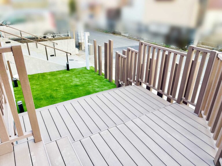 ウッドデッキと人工芝の庭4