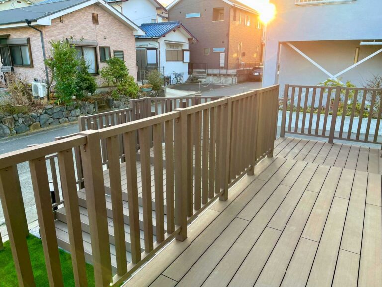 ウッドデッキと人工芝の庭3