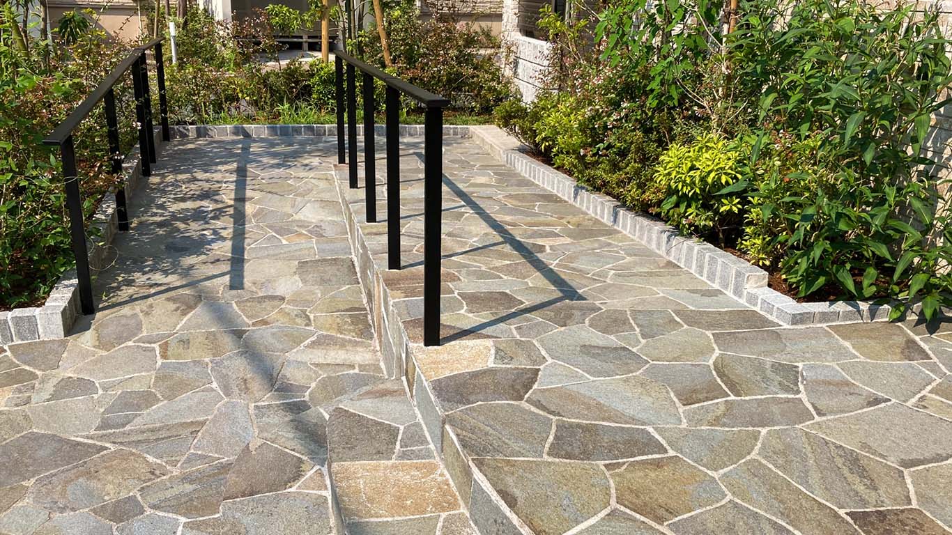 門扉から玄関までのアプローチを整備する