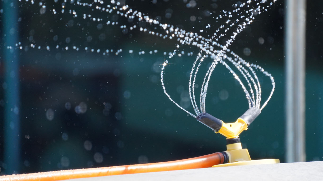 スプリンクラーを設置する-水やりの負担を最小限にする