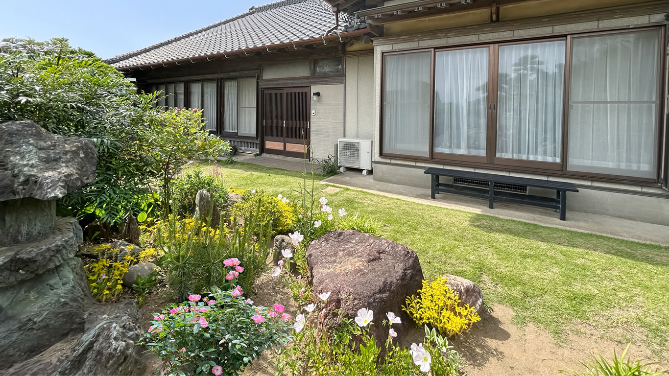 雑草対策の基本は「土の面積を減らす」こと