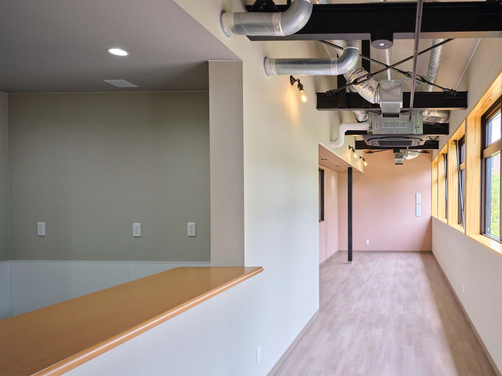 焼きたてパンが並ぶ明るいフロア空間