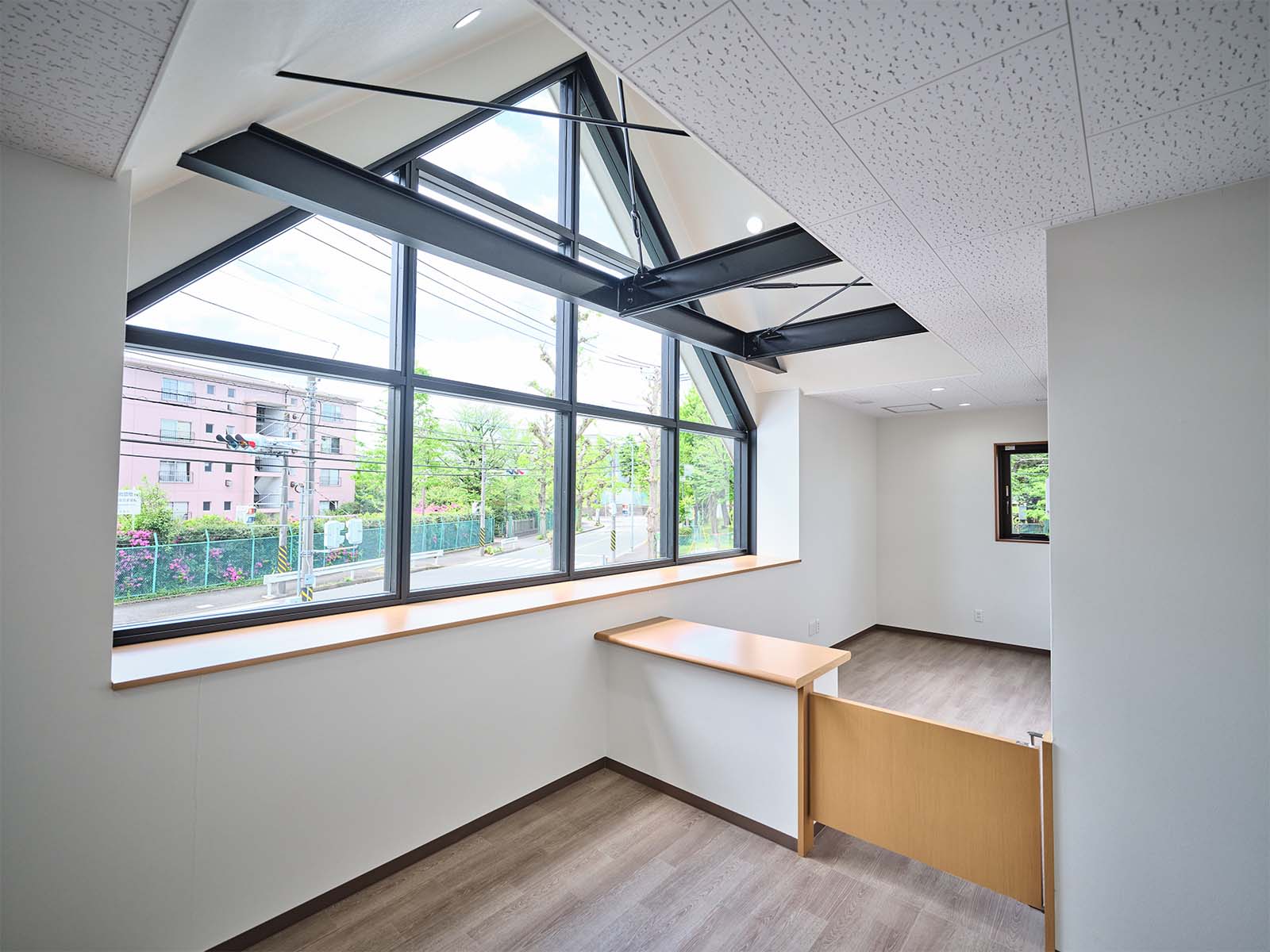 自然光が心を照らす、特徴的な三角の窓