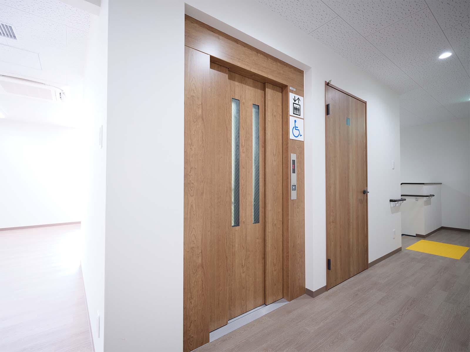 移動のバリアをなくす、バリアフリー対応エレベーターの導入