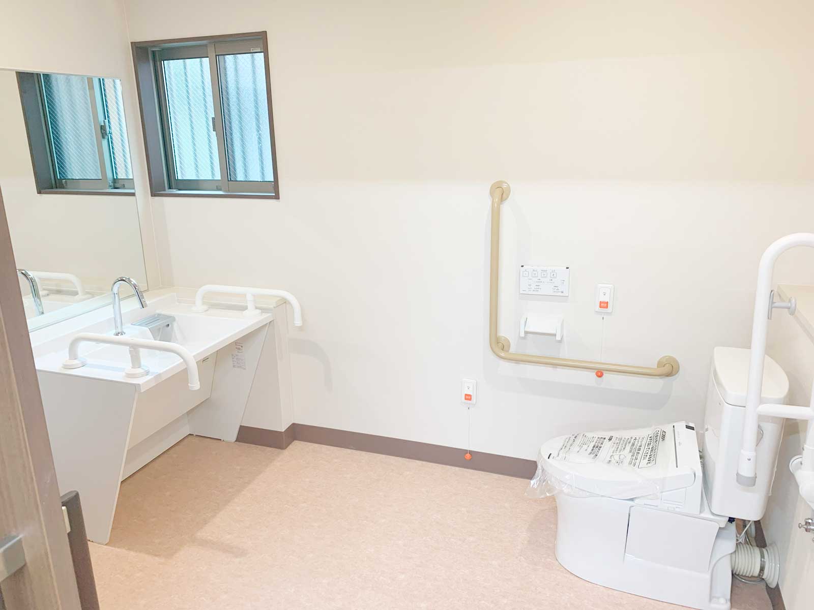 車いす用トイレ　多機能トイレ