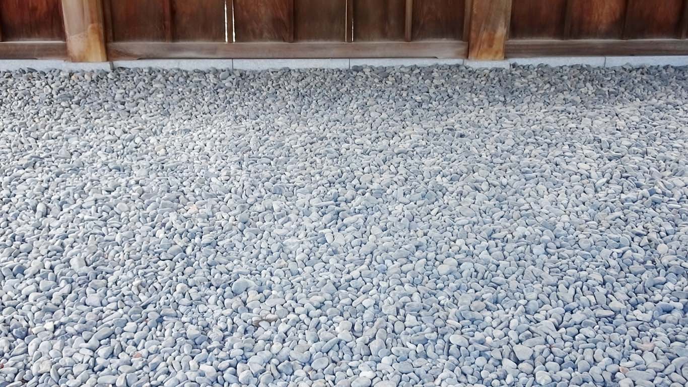 ⑦ 砂利や土の道で歩くと足を取られる感覚がある