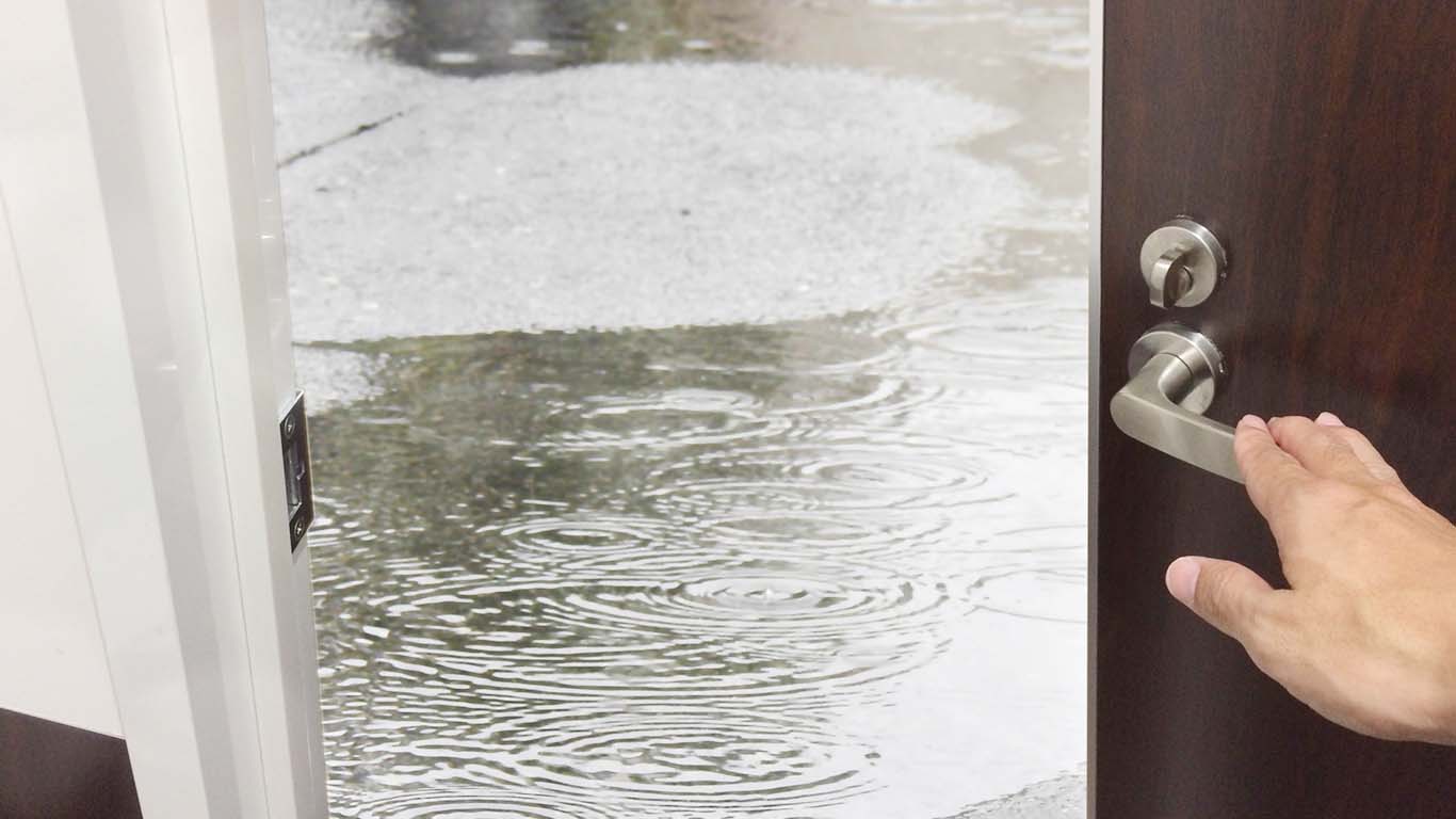 ⑨ 玄関ポーチに雨の日に水がたまりやすい場所がある