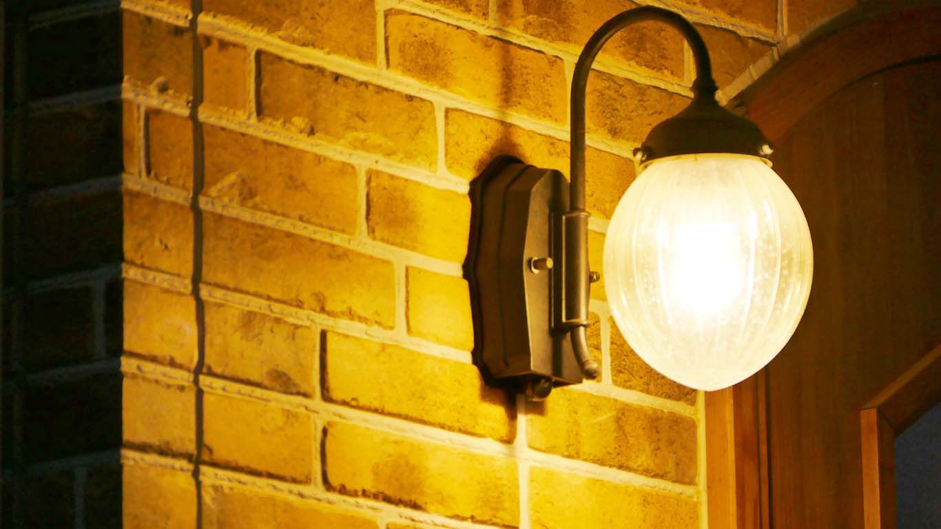 ⑩ 夜間に玄関・門灯が暗い／つかないことがある