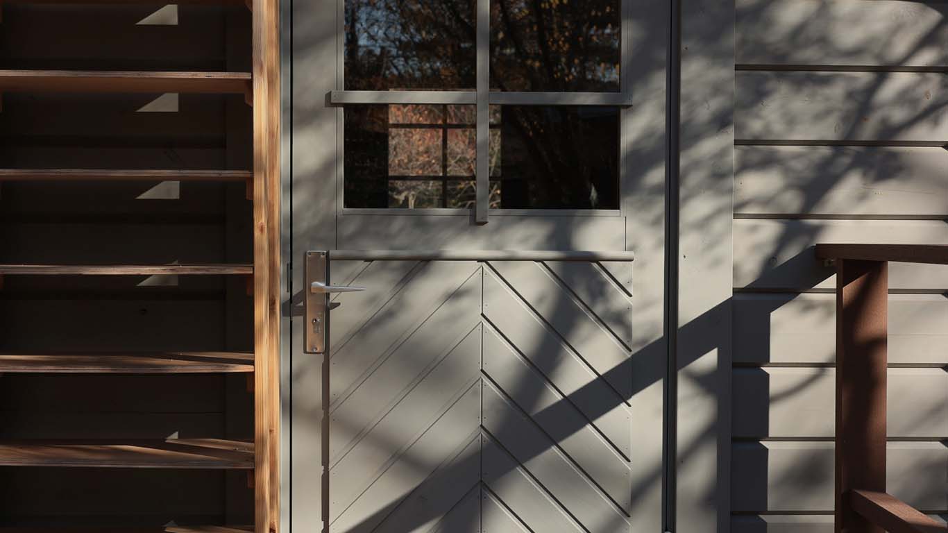 昼間でも玄関前が暗くて足元が見えづら