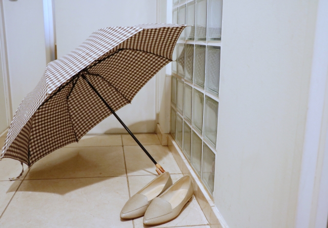 玄関　雨　濡れた床