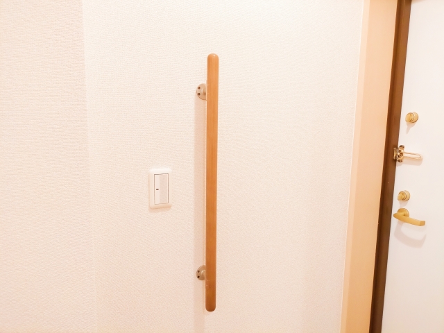 玄関ドア近くの手すり
