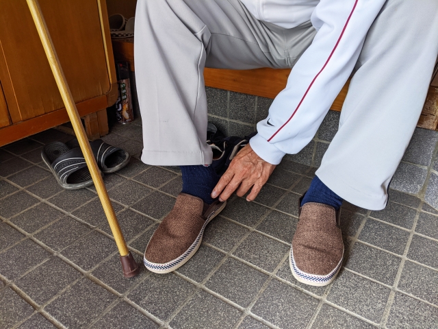 高齢者　靴の脱ぎ履き