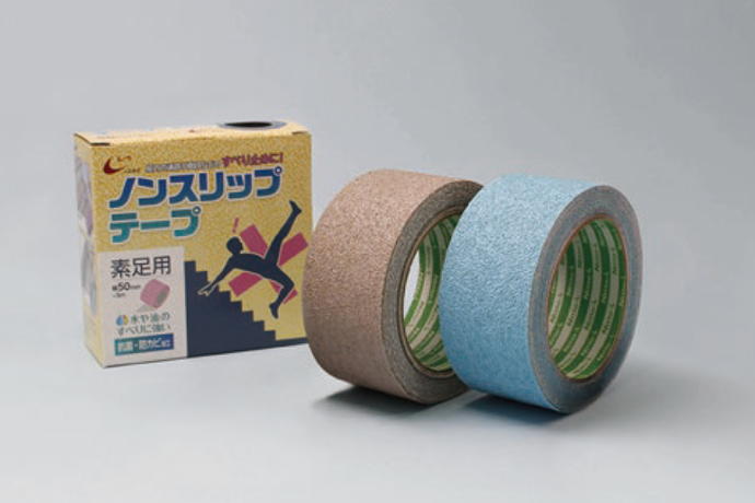 素足用ノンスリップテープLS　日東エルマテリアル株式会社より引用（https://www.nitto-lmaterials.com/product/safety/barefoot/）