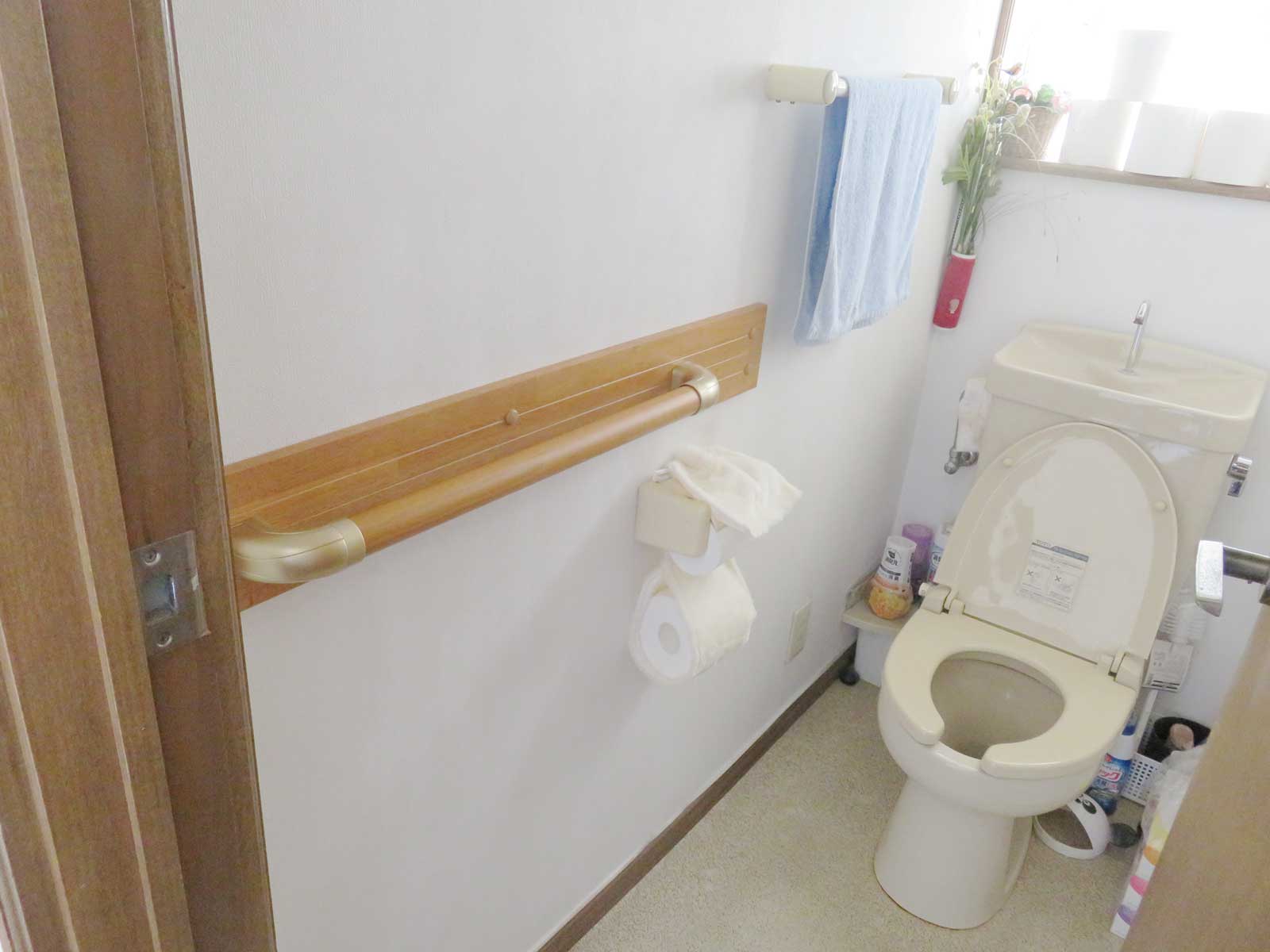 施工後　トイレ　屋内手すり　木製手すり